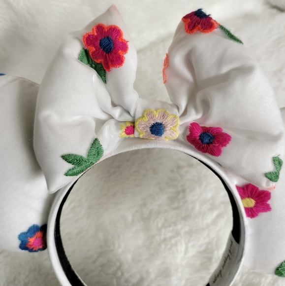 ✨SOLD✨Embroidered Flower Mouse Ears - Picture 2 of 10